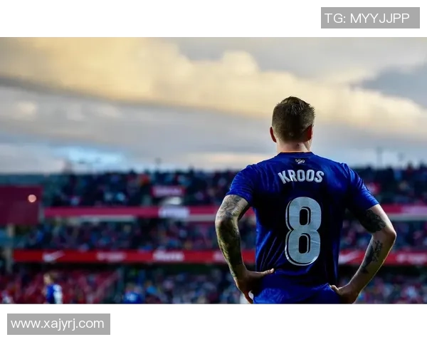 足球明星光辉：从球场传奇到全球偶像的蜕变与影响