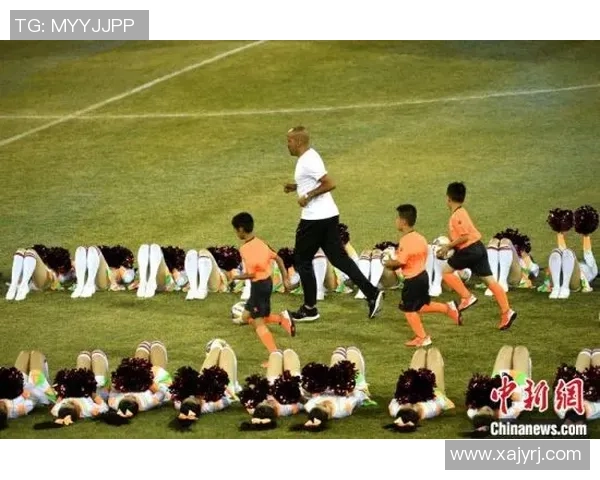 退役足球球星的传奇足迹与人生转折揭秘:从绿茵场到新领域的崭新篇章